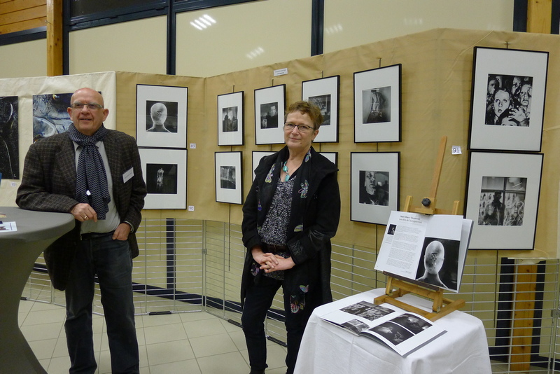 JM V et Evelyne devant série `autoportrait` Ville sur Lumes